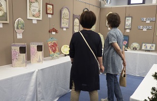 com_abo_reg-b18.jpg(当社施設内ギャラリーでの展示会)