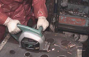 燃料分離設備フィルタ小割作業